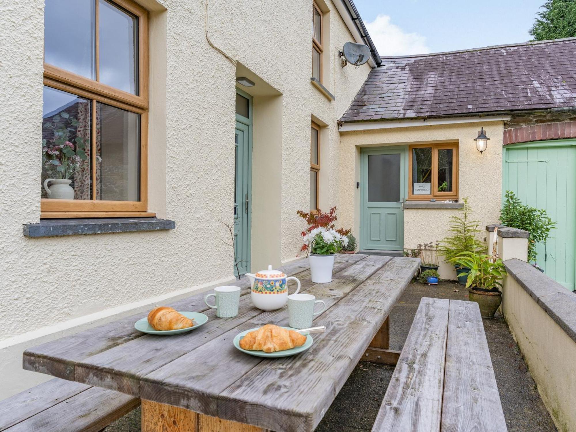 Pwll Farmhouse Llanllawdog Kültér fotó